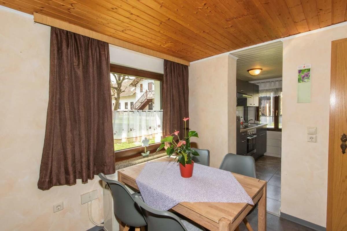 Eenvoudig appartement (Apartment Nr.1) | 1 slaapkamer, verduisterende gordijnen, geluiddichte muren