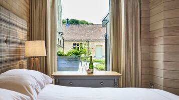 Luxury House, 3 Bedrooms (The Carriage House) | In-room safe, iron/ironing board, free WiFi, bed sheets