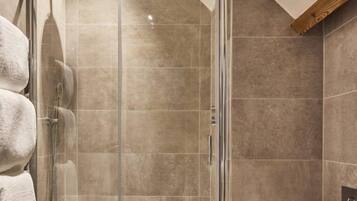 Luxury House, 3 Bedrooms (The Smithy) | Bathroom | Separate bathtub and shower, free toiletries, hair dryer, heated floors