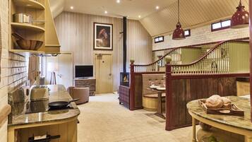 Luxury-Haus, 1 Schlafzimmer (The Stallion) | Wohnzimmer | 36-Zoll-Flachbildfernseher mit Digitalempfang, Fernseher, Kamin