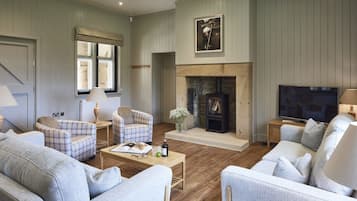 Luxury House, 3 Bedrooms (The Foal) | Living room | 36-inch flat-screen TV with digital channels, TV, fireplace