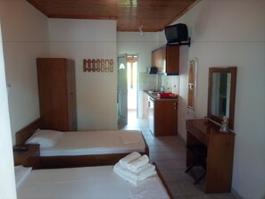 Free WiFi, bed sheets - The Port (Sithonia)