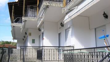Vista frontal de la propiedad