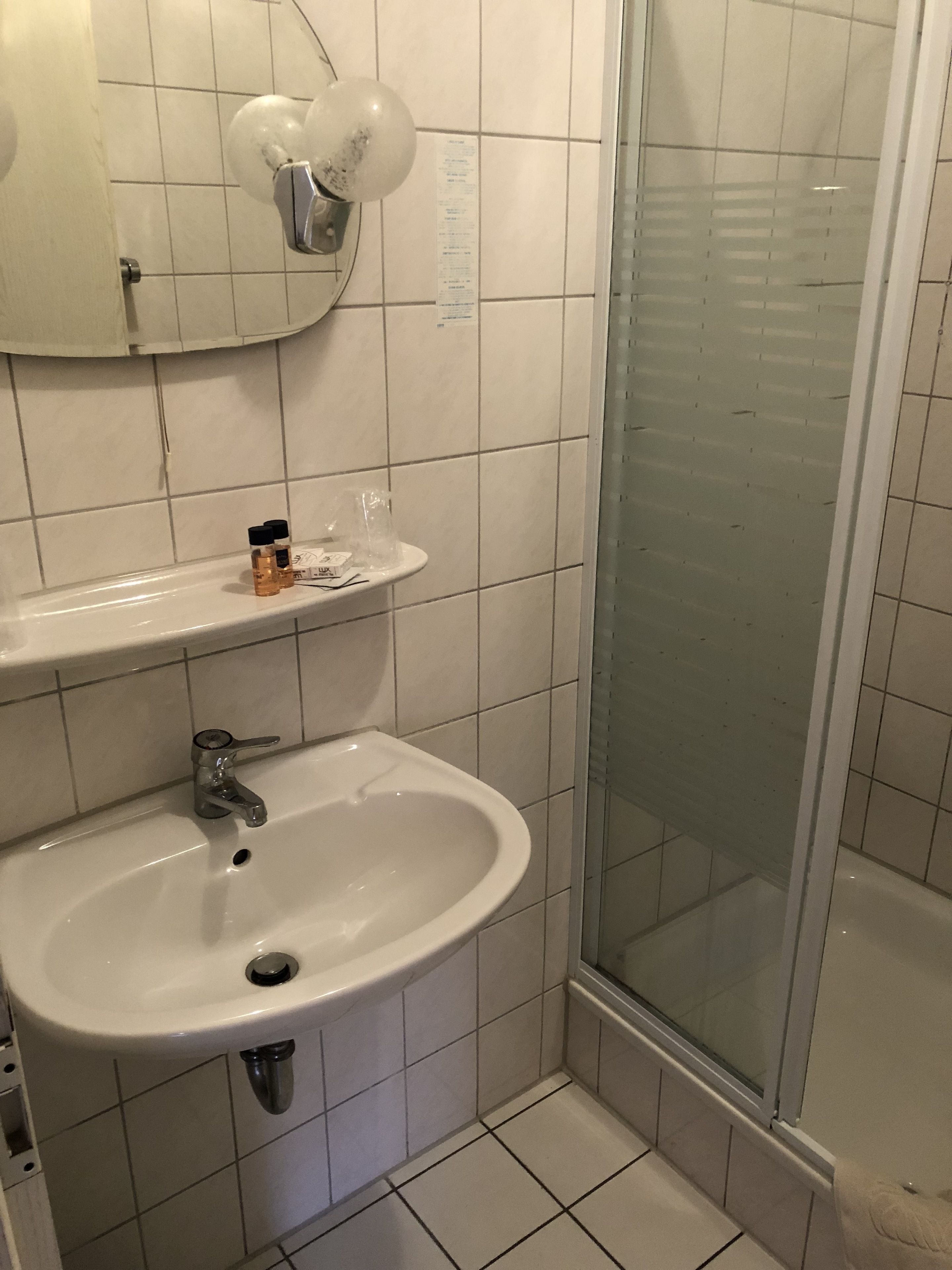 Quarto solteiro | Banheiro | Chuveiro, produtos de toalete grátis