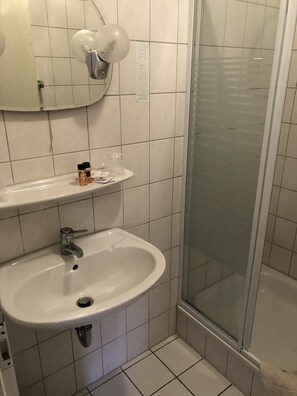 Single Room | Bathroom | Shower, free toiletries, hair dryer, towels - Darmstädter Hof (Mainz)