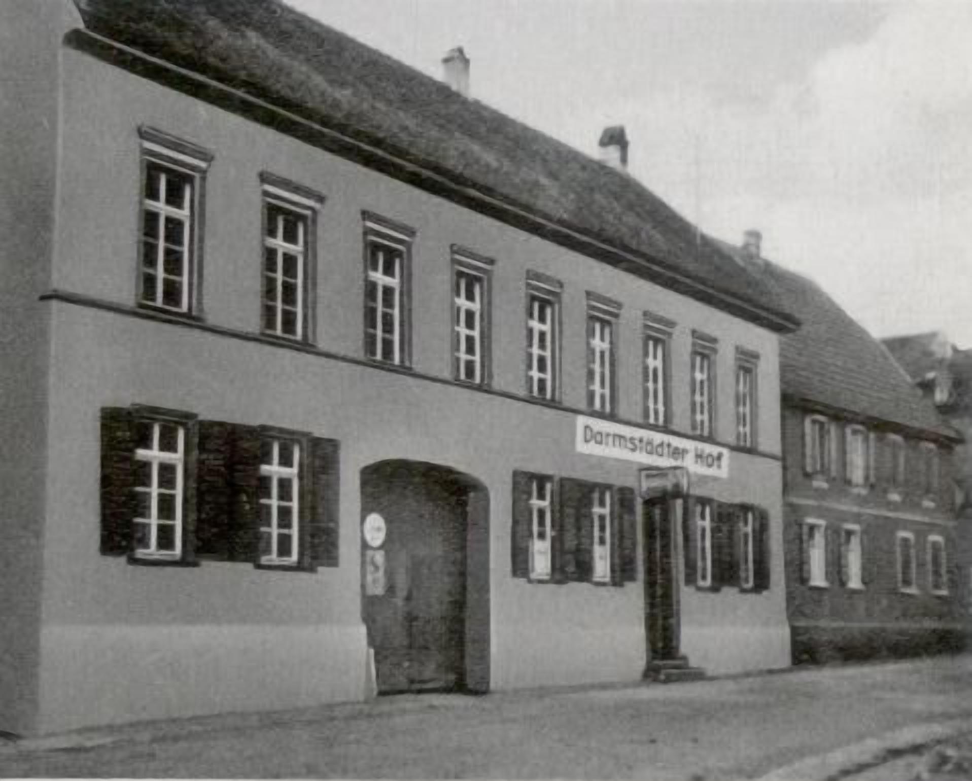 Un edificio de dos pisos con un letrero que dice "Darmstädter Hof".