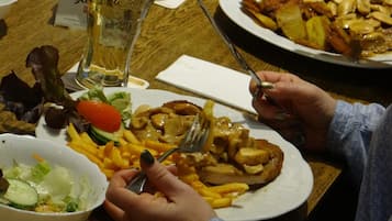 Abendessen, deutsche Küche, Speisen im Freien
