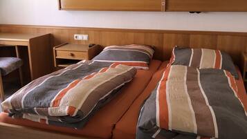 Basic-Doppelzimmer | Schreibtisch, laptopgeeigneter Arbeitsplatz, kostenloses WLAN