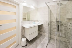 Studio Suite, Balcony (14) | Bathroom | Hair dryer, towels - Rister Apartments (Kraków)