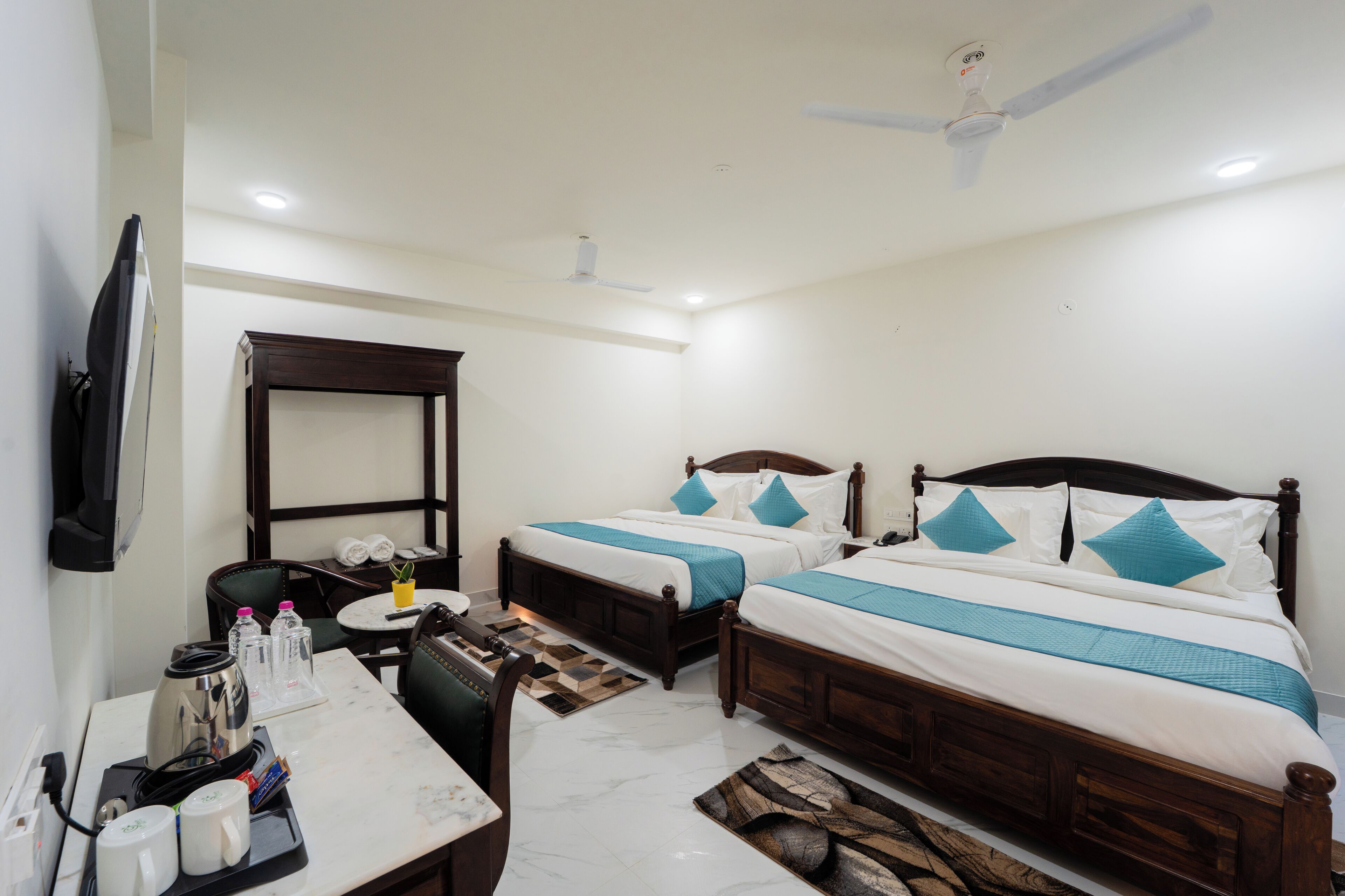 Family Room | Peti besi dalam bilik, dihias secara berasingan 