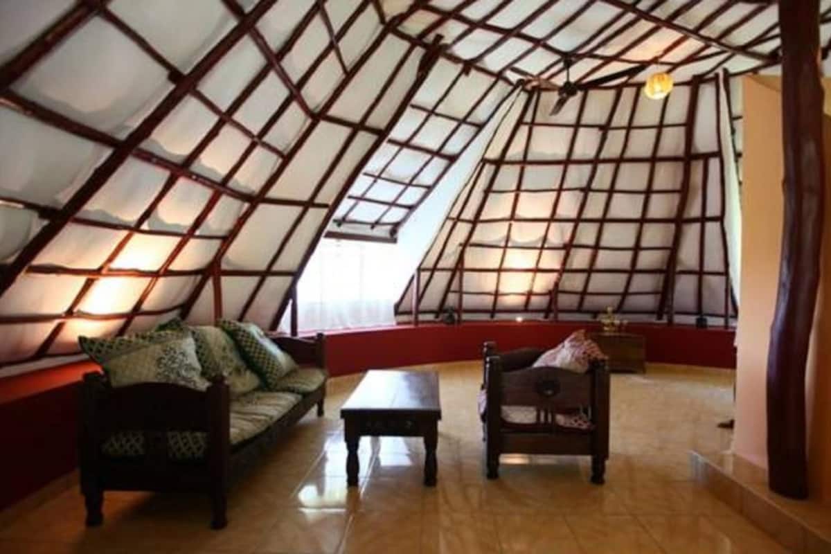 Economy Room, 1 Queen Bed, Shared Bathroom, Garden Area | Living room