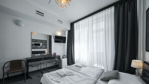 Desk, blackout curtains, free WiFi, bed sheets - Penzion Homer Poděbrady (Podebrady)