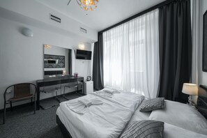 Desk, blackout curtains, free WiFi, bed sheets - Penzion Homer Poděbrady (Podebrady)