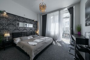 高级双人房, 阳台 | 办公桌、遮光窗帘、免费 WiFi、床单