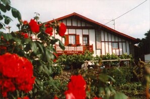 Vista frontal de la propiedad