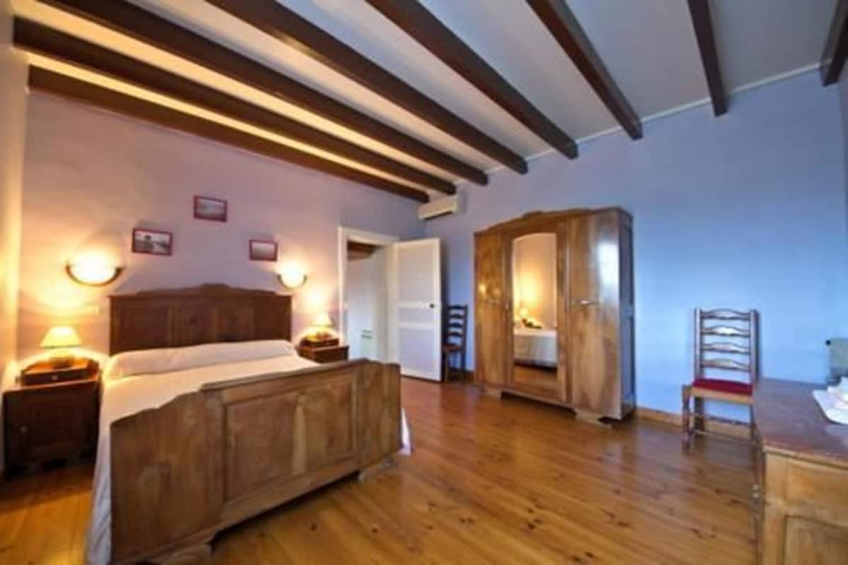 Double Room (ETCHEMENDIGARAYA BAT) | Blackout curtains, soundproofing, bed sheets