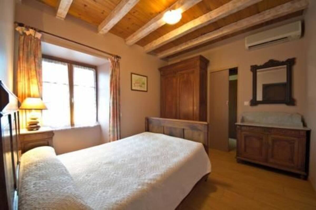 Habitación cuádruple (ETCHEMENDIGARAYA HIRU) | Cortinas blackout, insonorización y ropa de cama