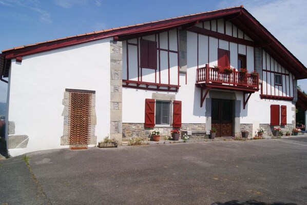 Vista frontal de la propiedad