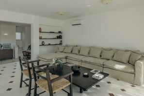 Flat-screen TV - Damma Beachfront Luxury Villa (Santorini)