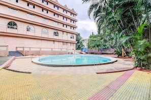 Outdoor pool, pool loungers