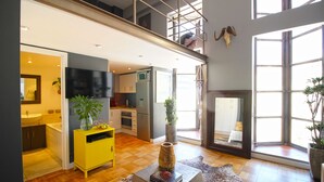 Apartamento conforto, 1 quarto | Área de estar | TV de tela plana