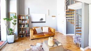 Apartamento conforto, 1 quarto | Área de estar | TV de tela plana