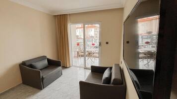 1 camera, una cassaforte in camera, una scrivania, ferro/asse da stiro