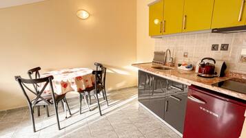 1 Schlafzimmer, Zimmersafe, Schreibtisch, Bügeleisen/Bügelbrett