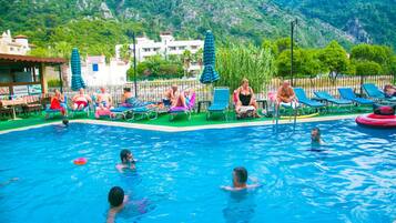 Alberca al aire libre por temporada y sombrillas en la alberca