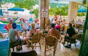 Seasonal outdoor pool, pool umbrellas, sun loungers - Ozlem Apart 2 (Marmaris)