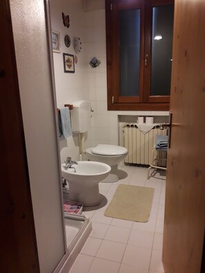 Double or Twin Room | Bathroom