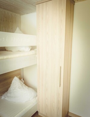 2 Schlafzimmer, Reisekinderbett