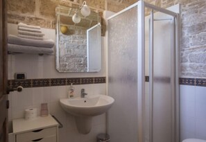 Værelse til 3 personer | Badeværelse | Bruser, gratis toiletartikler, håndklæder