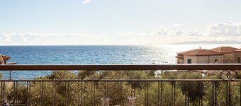 Sunset Serenity - Kardamili Seaside Getaway