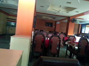 Restaurant - Hotel Honey Lodging (Pune)