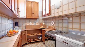 Apartemen, 3 kamar tidur | Dapur pribadi | Lemari es besar, microwave, kompor, dan mesin pencuci piring