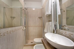 아파트, 침실 3개 | 욕실 | 샤워기/욕조 결합, 전신 욕조, 레인폴 샤워기, 헤어드라이어