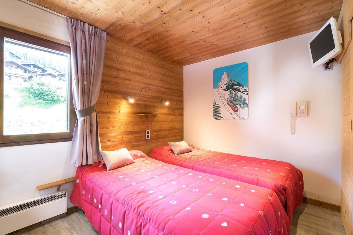 desk, soundproofing, cots/infant beds, free wifi