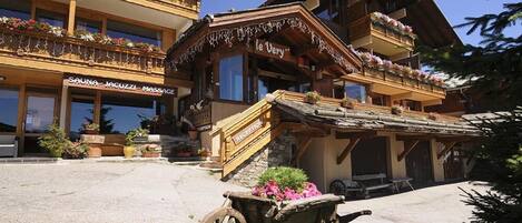 A traditional wooden building with a reception area and a sign for a sauna and massage service.