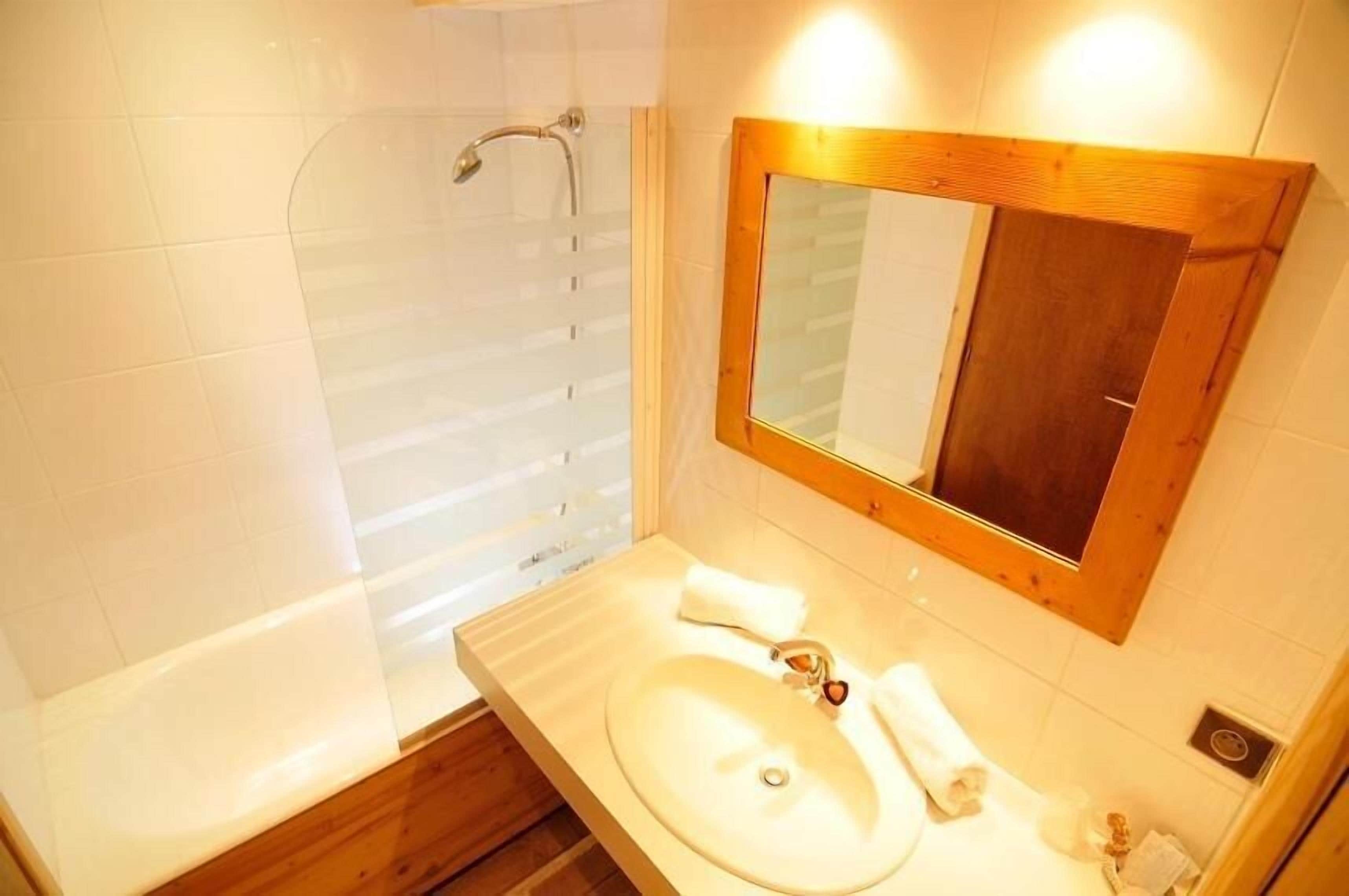 free toiletries, hair dryer