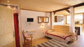 Studio, Ground Floor (3 pers) | Desk, soundproofing, cribs/infant beds, free WiFi
