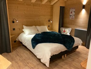 办公桌、隔音、婴儿床、免费 WiFi