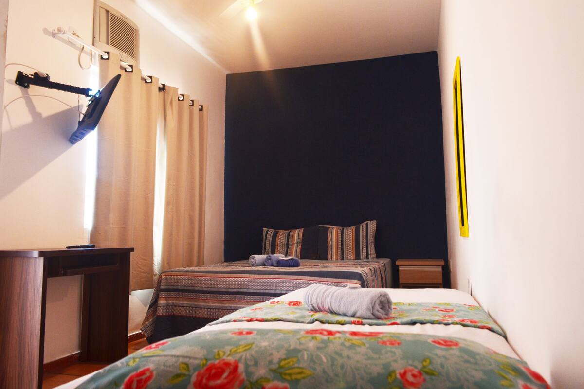 Phòng đôi hoặc 2 giường đơn Tiêu chuẩn, 1 giường đôi, không hút thuốc | 1 phòng ngủ, bàn, màn/rèm cản sáng