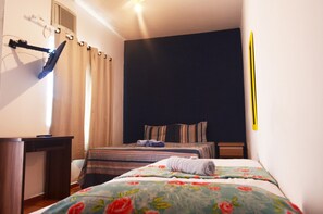 Phòng đôi hoặc 2 giường đơn Tiêu chuẩn, 1 giường đôi, không hút thuốc | 1 phòng ngủ, bàn, màn/rèm cản sáng 