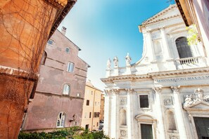 A historic building with classical architecture, including columns and statues. - Oro - WR Apartments near Castel Sant'Angelo (Rome)