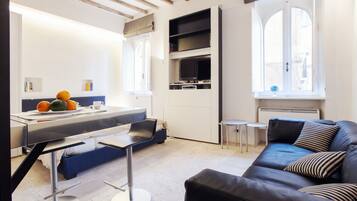 Studio | Living area | Flat-screen TV