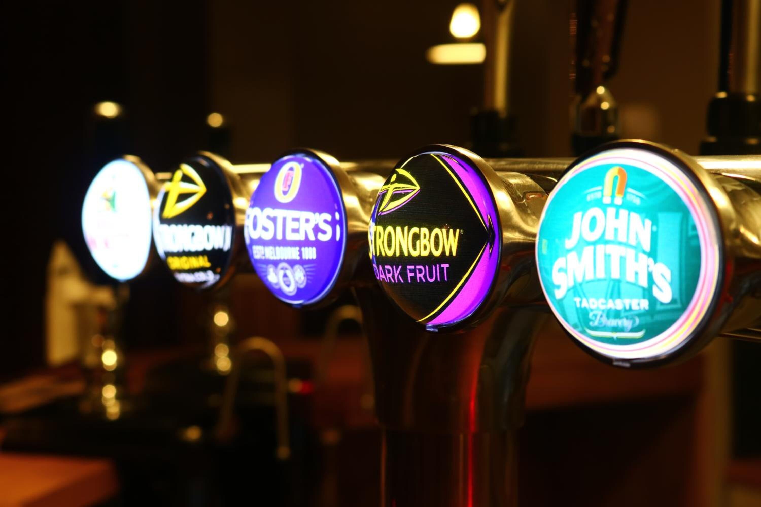 Rivissä on useita oluthanakoita, joissa on etiketit, joissa lukee esimerkiksi ”Foster’s”, ”Strongbow” ja ”John Smith’s”.