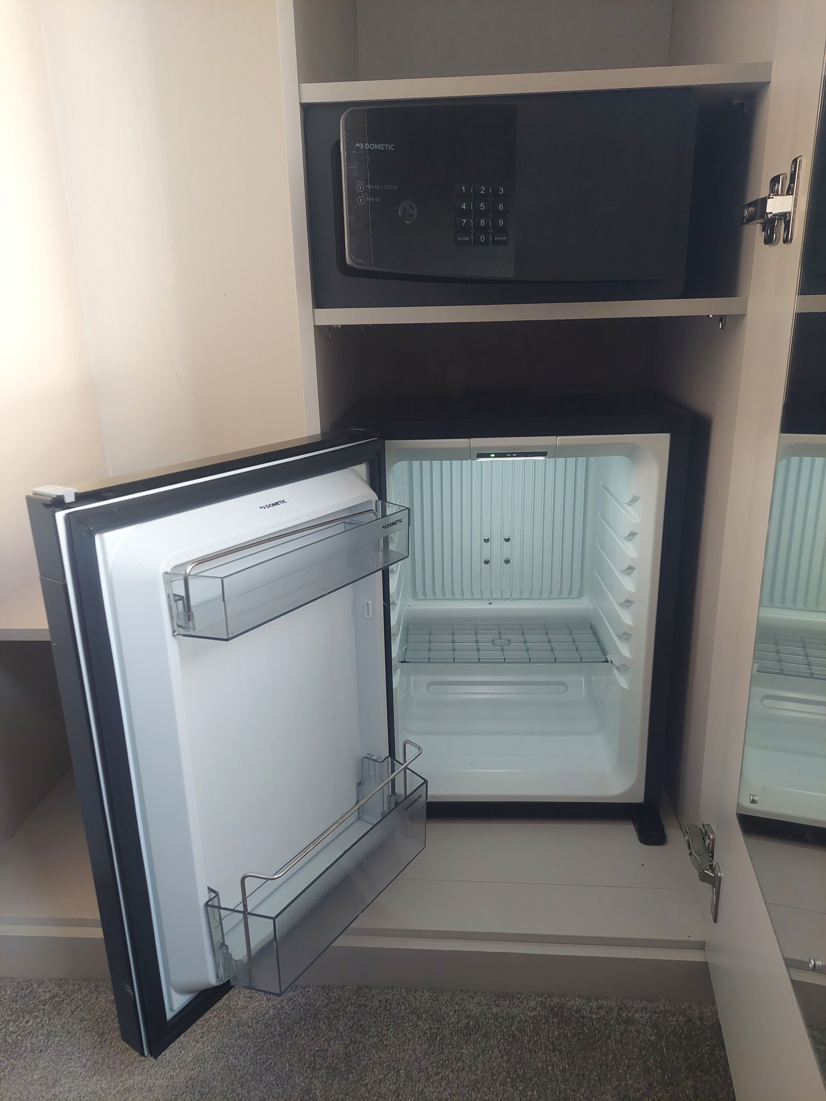 superior king size room | room amenity