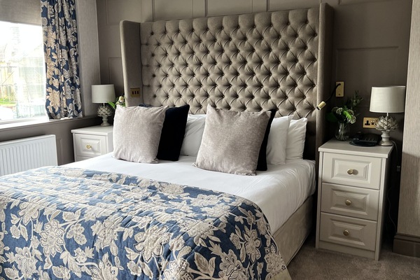 Superior Super-King Size Room | Ropa de cama hipoalergénica y decoración personalizada