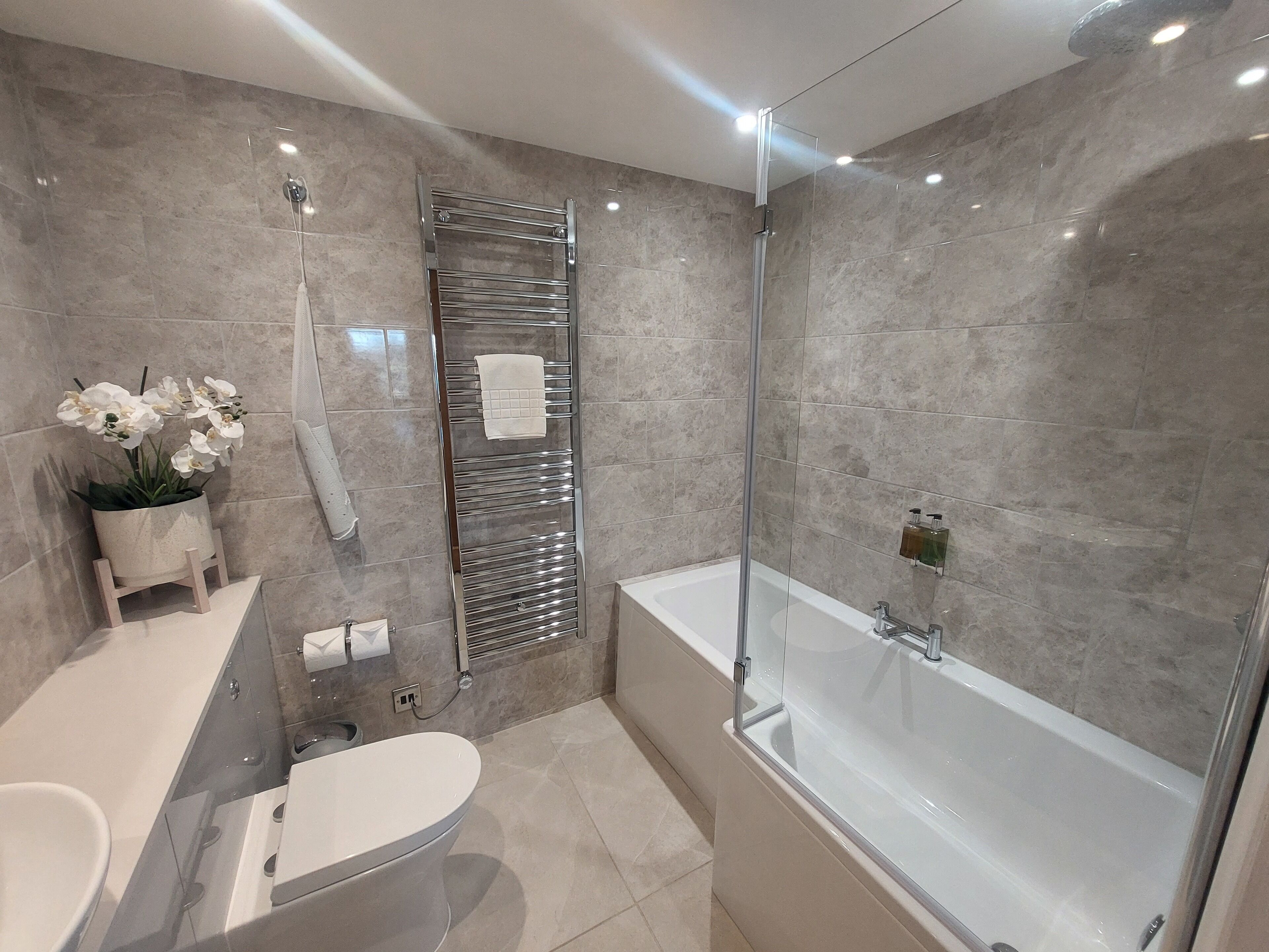 superior king size room | bathroom | separate bathtub and shower, free toiletries, hair dryer, heated floors